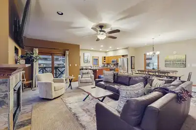 Image de Beautiful corner condo with pool, hot tubs & mountain view - walk to lifts