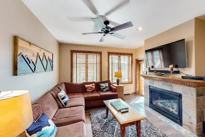 Image de Main Street condo with pool & hot tubs - next to QuickSilver Lift & Peak 9