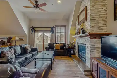 Image de Main Street condo with balcony, outdoor pool, hot tubs & gym - walk to lifts