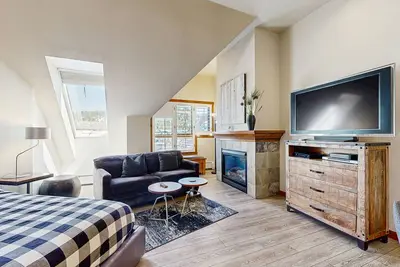 Image de Penthouse studio off Main Street with hot tubs & pool - walk to Peak 9 lifts