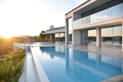 Image de Golfe de St Tropez - Villa de prestige neuve, vue panoramique 180° mer montagnes