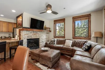 Image de Ski-in/ski-out villa with community amenities & fireplace - central location