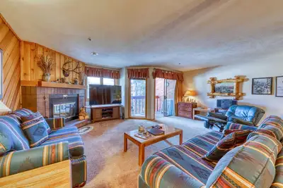 Image de In-town condo with ideal walk-to-lifts location, pool, hot tubs & sauna