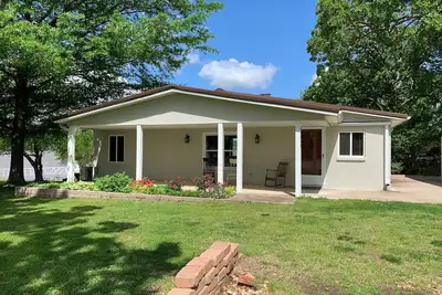 Image de BobCat Cottage lake front home on Grand Lake, Ok with dock
