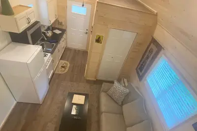 Image de The Denali cabin, beautiful wood interior and vaulted ceilings.