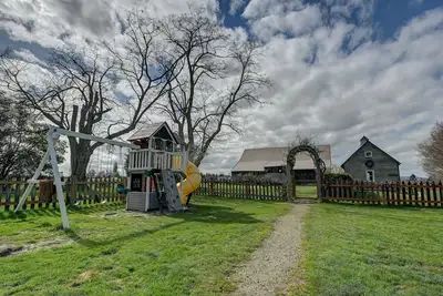 Image de Avon Acres Farmhouse - Original 1910 home with modern updates and lots of charm!