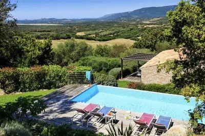 Image de Villa en pierre avec piscine chauffée à proximité des plus belles plages!