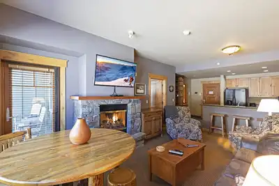 Image de Top floor ski condo with direct ski in and out. Hiking and biking too! Hot tub