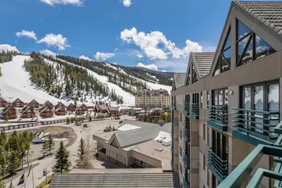 Image de Ski in/out w/amazing views, fireplace, & community pool/hot tub/gym - Slopeside Shoshone Condo