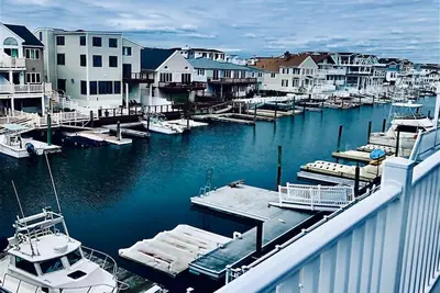 Image de Bay Front Property in Walking Distance to the Beach and Local Ammenities