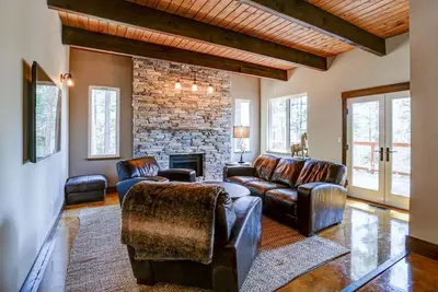 Image de Luxurious Mountain Getaway with upscale amenities
