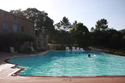 Image de Studio 5 dans bâtisse de charme, piscine au milieu des vignes