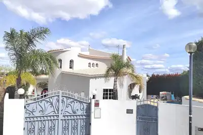 Image de Clean and safe certification luxury villa minutes from the beach with Aircon