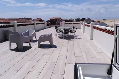 Image de Appart neuf à deux pas de l'océan avec terrasse panoramique, du dimanche au dim.