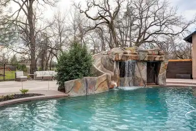 Image de Amazing pool w\/water slide, basketball court, country living, house is dialed!