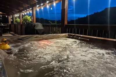 Image de Modern Mountain Cabin~Private Hot Tub~Pool Table~Games~Just Because