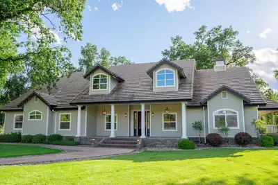 Image de Beautiful Country Home on 2. 5 Acres, Nice Furniture, Over 3500 sq ft - Game Area