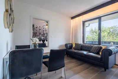 Image de L'élégant \"goldfinger extraordinary Apartment\" avec Wi-Fi, piscine extérieure et parking