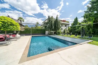 Image de Appartement élégant \"Goldfinger Individual\" avec balcon, jardin et piscine