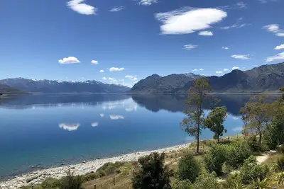 Image de Lake Hawea Lakefront Cabin