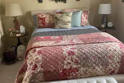 Image de Quaintly Queen Hideaway Close to Bethel & Mercy Hospital Private Room in House