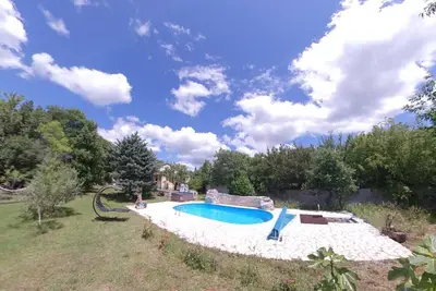 Image de House with pool secluded in lush greenery ideal for couples/families with pets