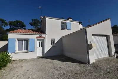 Image de maison ensoleillée située à 300 m de la plage