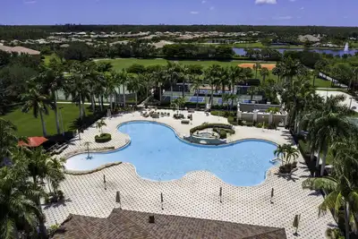 Image de Bella Terra - Top floor condo with Lake Views!