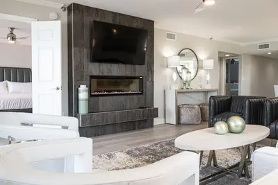 Image de \"Breakers East 401\" Gulf Front 2 Br/2ba End Unit Beach setup included