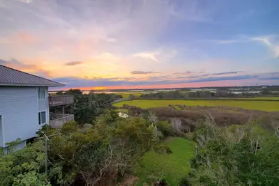Image de Sunset Over Sound Just a Block From the Ocean! Short Walk to Shopping/Dining.