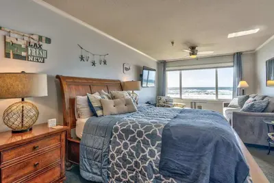 Image de Top Floor Oceanfront Suite - Pool and Sauna - Sleeps 4!