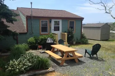 1 bedroom cottage, sleeps 4, walk to quiet beach