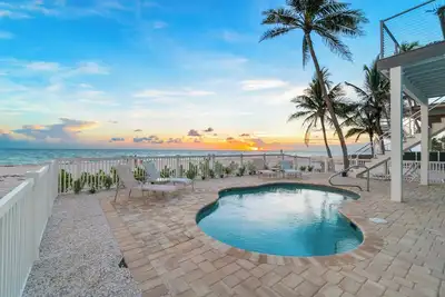 Image de Just Renovated! Beachfront Pool Home | Panoramic Gulf Views