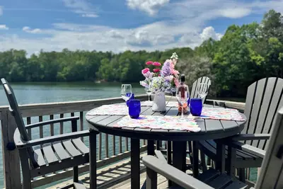 Image de Beautiful! SUPs, Fire Table, Game Room, Party Dock, Deep Cove, Fast Wifi, Pets Ok