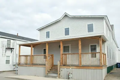 Image de Wicked Large 4500 Sq Ft House with Ac 1/2 a Block from the Ocean! Sleeps 34!