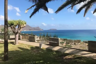 Bay View Villa with magnificent view in front of the sea and praia