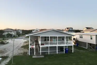 Image de Loving the Lazy Lookout ⚓️Beachview/Access and Pet Friendly⚓️4br, 2 Ba