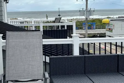 Image de Luxury beachblock house with pool, oceanview, 4 decks near boardwalk