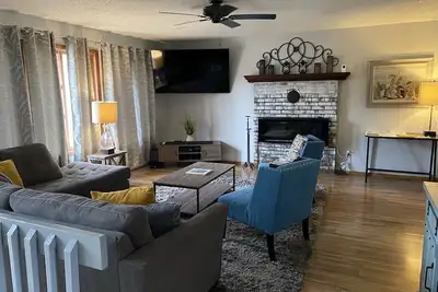 Image de Beautiful Bi-level. Game room with pool table, 5 UHDTVs, WiFi. Central heat\/air.