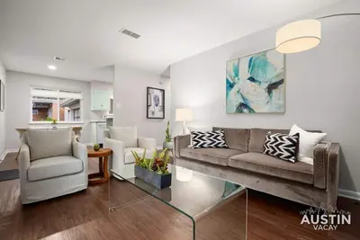 Image de Retro Chic - Old Austin Charm W/ Updated Features!