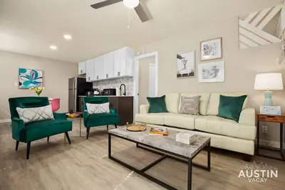 Image de 7-Minute Walk to Deep Eddy Pool! Parking + Grill