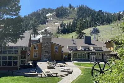 Image de Ski-in/ski-out Squaw Valley Lodge 2br Master: Walk to Lifts & Restaurants