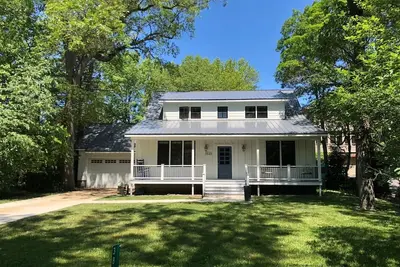 Image de Remodeled Spacious Farmhouse-1 Block to Beach w\/Gourmet Kitchen & Enclosed Porch