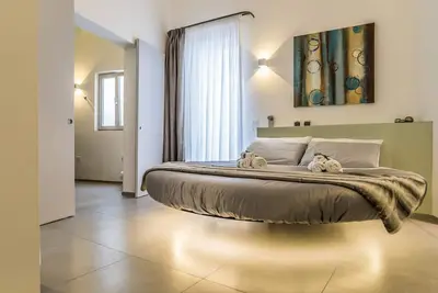 Image de Deluxe apartment with hot tub in historic center