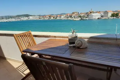 Apartment with sea view and next to the beach (20m)