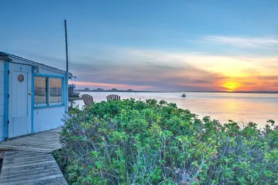 Image de Newly renovated bayside bungalow w\/ king bed, kitchen, sunroom, deck and. . .