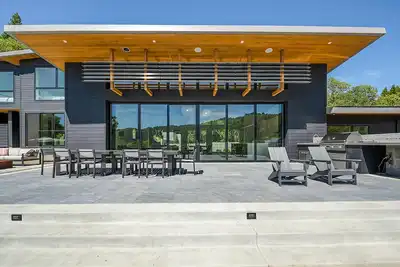 Image de Modern, recently built home with stunning pool & beautiful views; 15 min to town