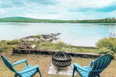 Image de Lakeside cottage, close to town, large lot, 300+ft of Moosehead Lake frontage