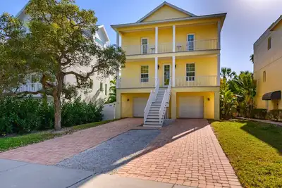 Image de \"Chateau du Soleil\" ***  Single Family Home ***     1-1/2 Blocks to Beach