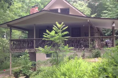 Image de White Squirrel Lodge - Family friendly, pond & stream, breezy porches & wildlife